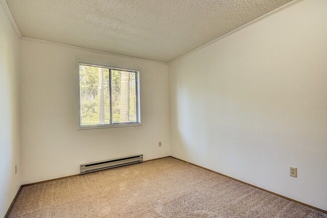 Building Photo - 3 BR / 2.5BA Townhouse Condo – Woodside Co...