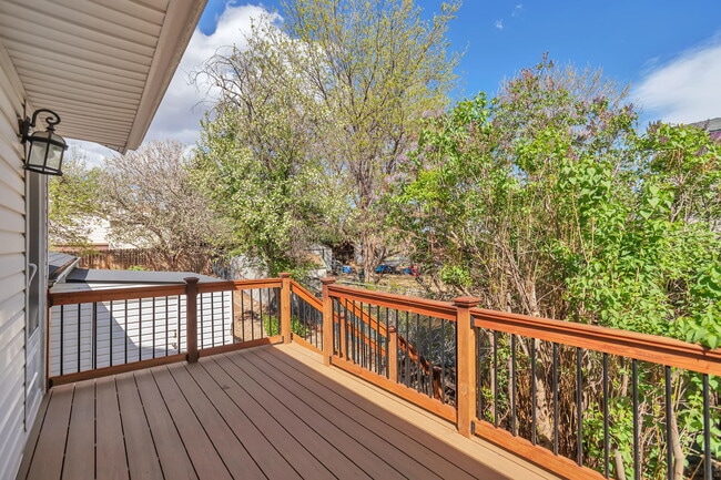 Building Photo - 1107 E 15th Ave