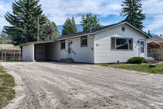 Building Photo - Beautifully renovated three bedroom with l...