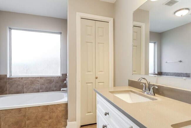 Building Photo - 18469 Sunrise Oaks Ct