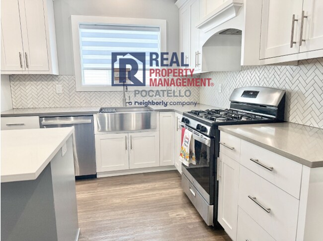 Building Photo - Beautiful Brand New 6 bedroom 3.5 bahtroom...