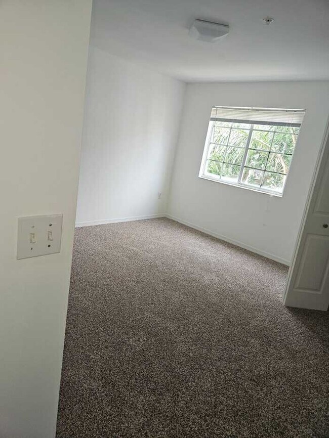 Building Photo - Spacious 2bed/2bath with nice vaulted ceil...