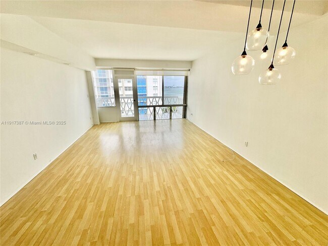 Building Photo - 1430 Brickell Bay Dr