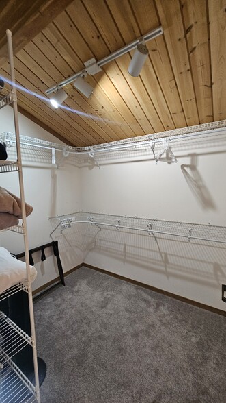 Master Closet - 287 Fairhaven Dr