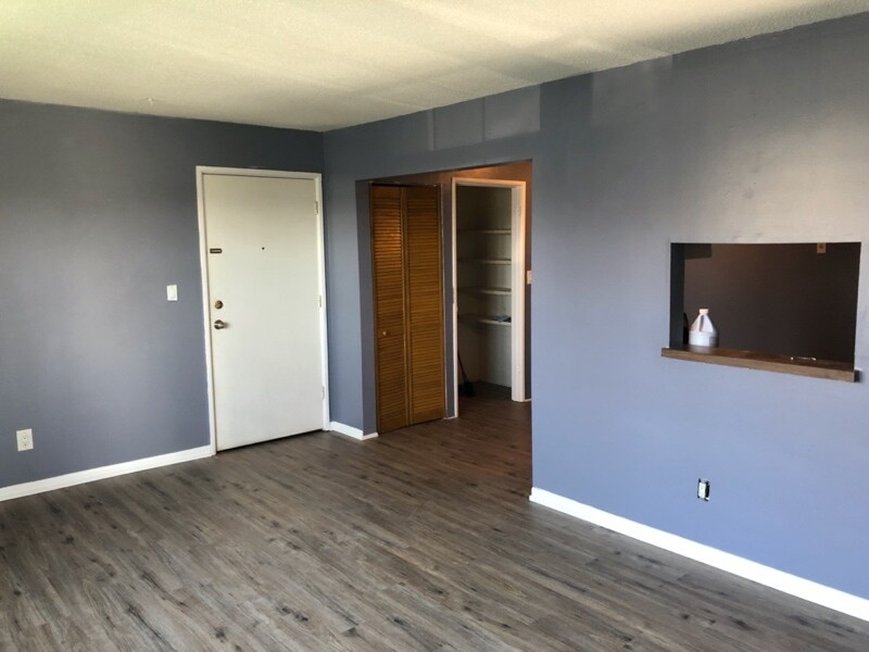 Building Photo - 1120 E 6th St