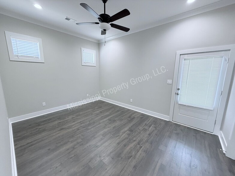 Building Photo - 1402 Pleasant Dr
