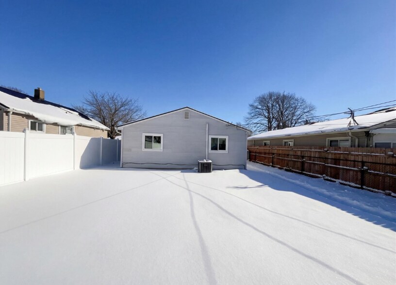 Building Photo - 7912 Pine St