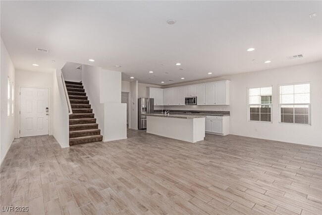 Building Photo - 386 Ambitious St