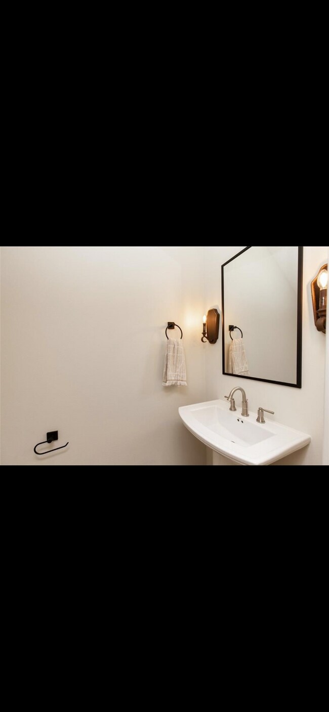 Building Photo - 6460 Galleria Dr