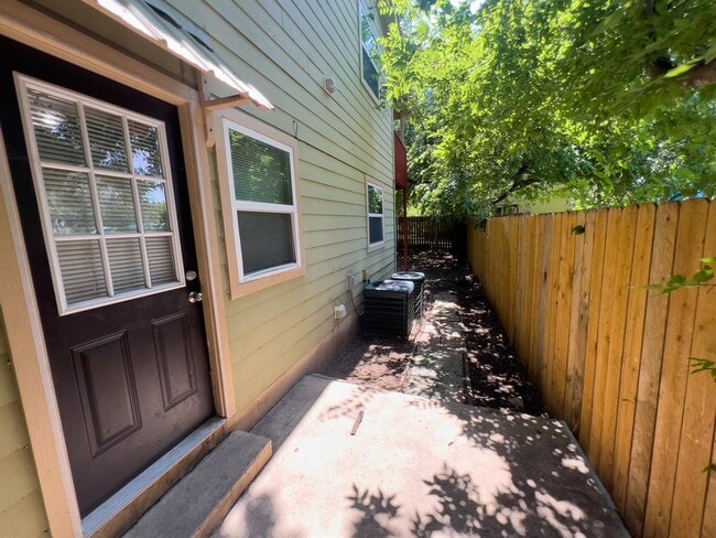 Building Photo - 9703 Roxanna Dr