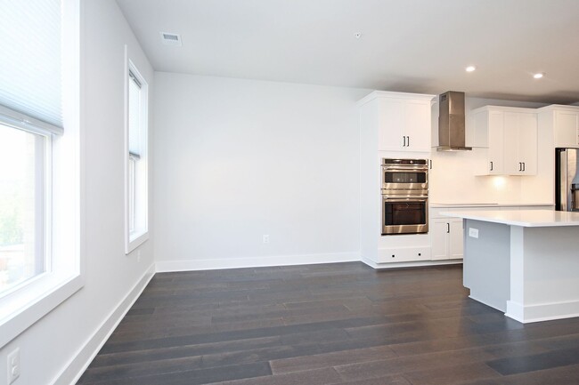 Building Photo - Spacious Brookhill Commons Townhouse (Appl...