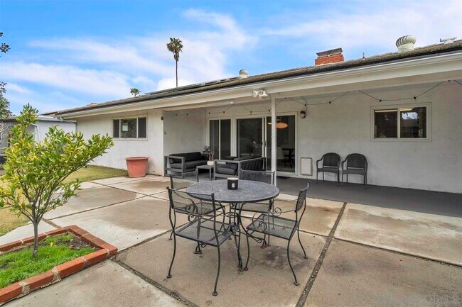 Building Photo - 17052 Bernardo Oaks Dr