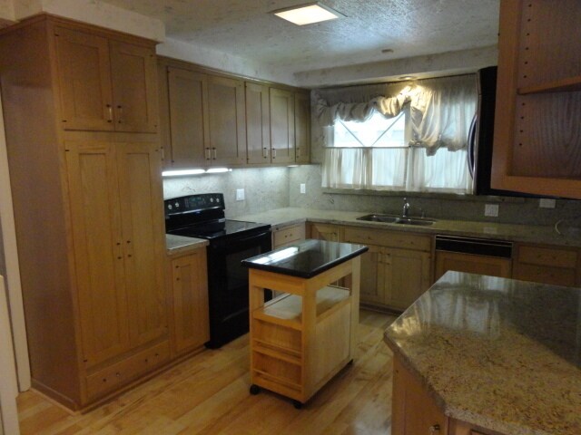 Building Photo - Elegant 4 + 3.5 Pool Home Van Nuys $1,000 Move in Special before May 1st 2026