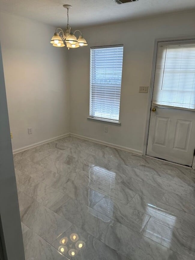 Building Photo - Beautiful 2 BR, 2 BA townhome for rent in ...