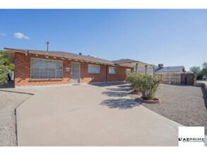 Building Photo - This Cozy 4/2 Scottsdale House Offers the ...