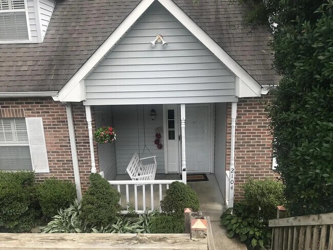 Building Photo - 2104 Silverbrook Dr