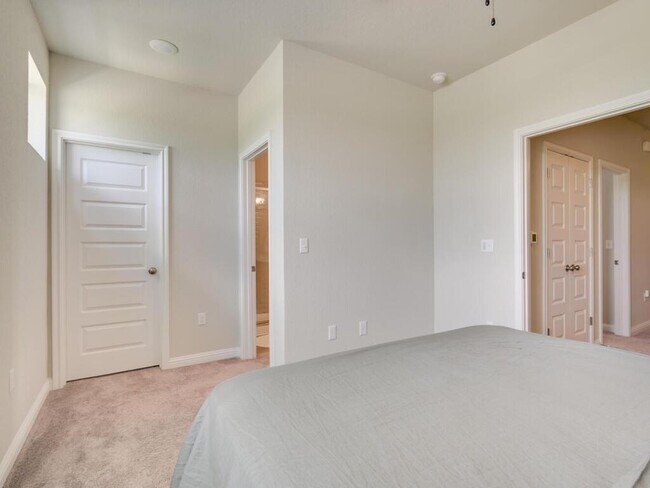Building Photo - 7700 Dylan Dr