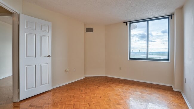 Building Photo - 720 Harmon Cove Tower