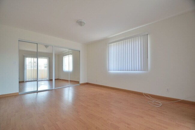 Building Photo - w4336