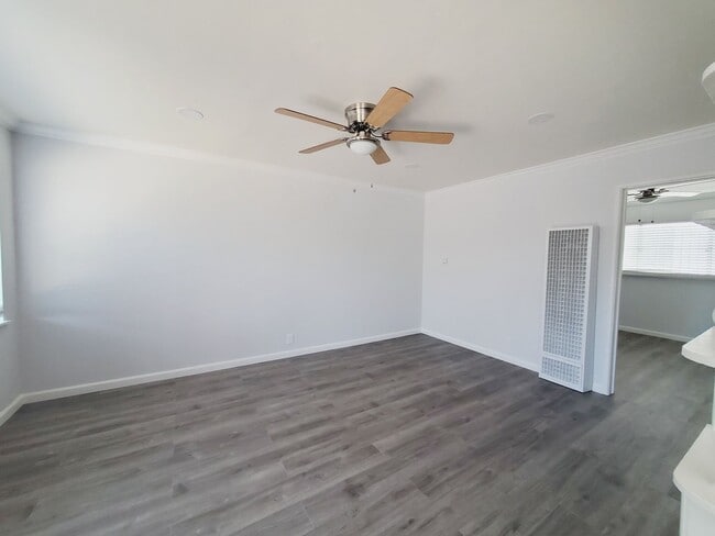 Building Photo - Ground floor One bedroom with Private Patio