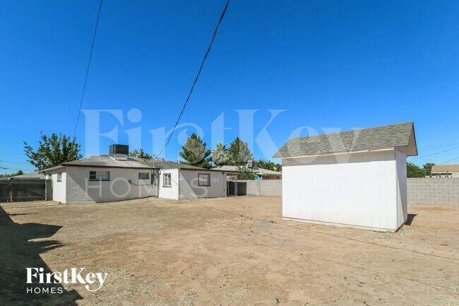 Building Photo - 2735 W Royal Palm Rd