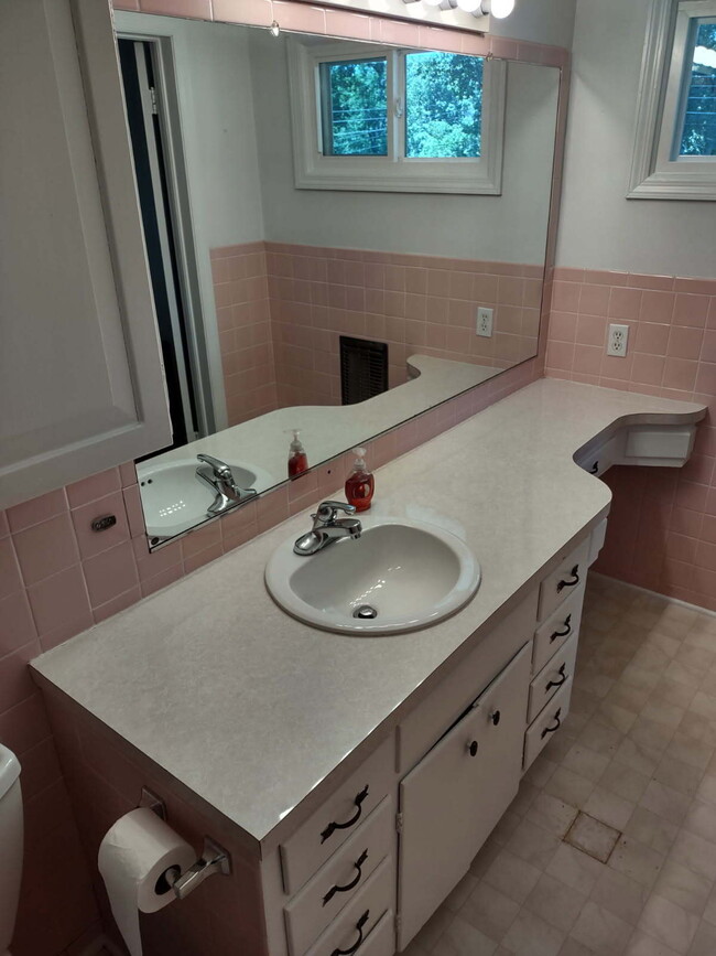 Building Photo - Furnished Charming 1-Bedroom with Private On-Suite Bathroom in Pfafftown!