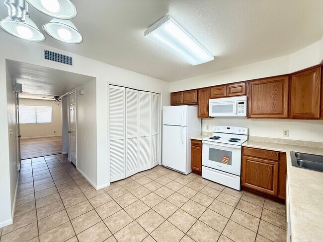 Building Photo - 2-bedroom, 2.5-bathroom condo close to downtown!