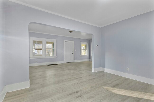 Building Photo - 906 Harrow Rd