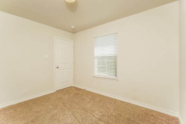 Building Photo - First time rental! 5 bedroom located in the desirable Redbird Ranch Subd.