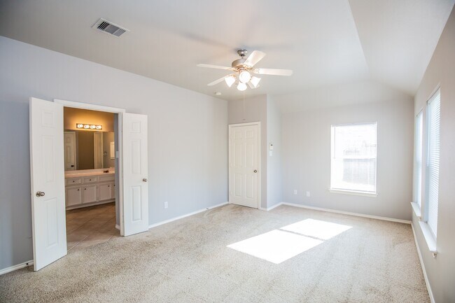 Building Photo - 26945 Kings Crescent Dr