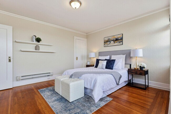 Building Photo - Charming Seacliff Top Floor Condo Unit with views of Golden Gate Bridge!