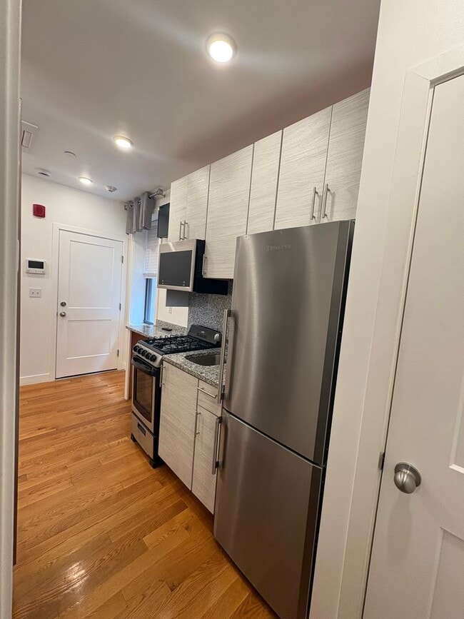 Building Photo - CHELSEA/BOSTON LUXURY STUDIO, FULLY FURNISHED, STEPS TO "T" AND COMMUTER RAIL!