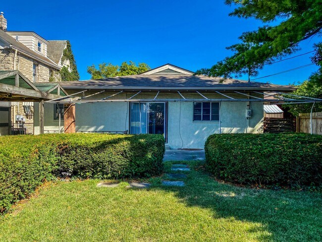 Building Photo - Remodeled Westgate Home with Attached Prof...