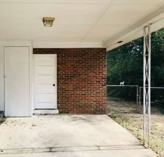 Building Photo - Fenced yard!