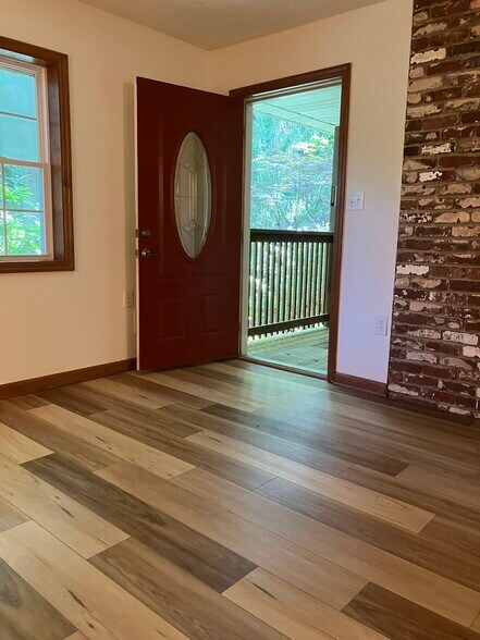 Entry from Shared Front Porch - 4747 Knollwood Dr NW