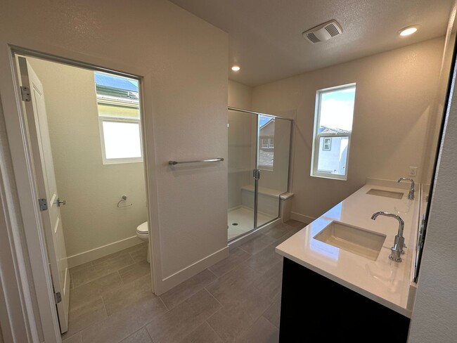Building Photo - Beautiful 4 Bedroom / 3 Bath River Islands...