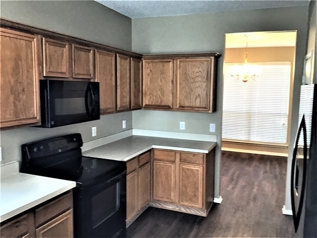 Building Photo - 304 Double Oak Ln