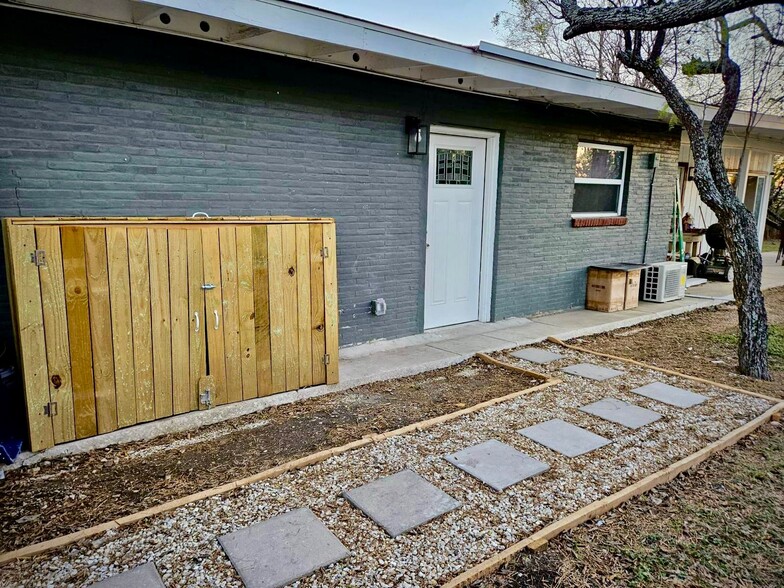 Building Photo - 102 Honeysuckle Ln