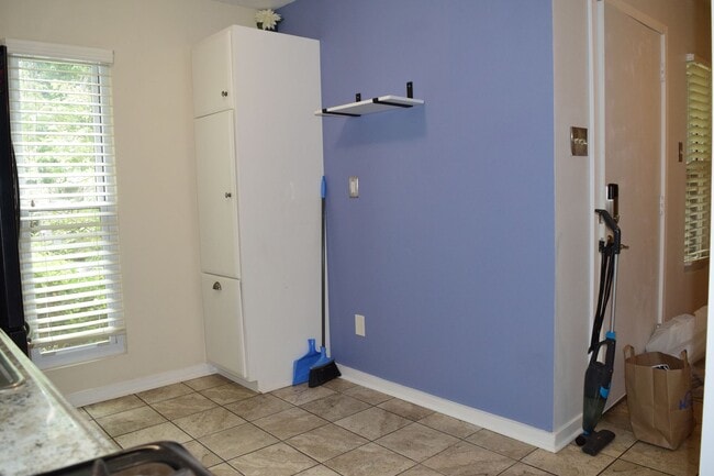 Building Photo - Great Bon Air Townhouse Convenient to ever...