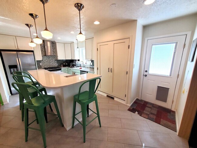 Building Photo - Updated 3 bed 2 bath near UPTOWN! Don't Mi...