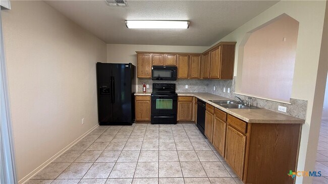 Building Photo - 2400 Price Dr