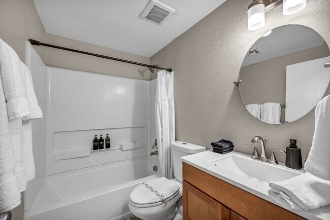 Building Photo - 3 Bed FULLY FURNISHED Pool Home