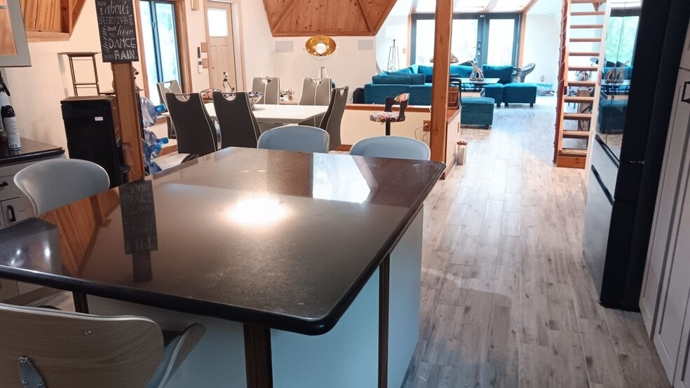 Building Photo - 8694 Pioneer Rd