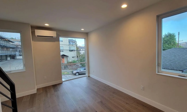 Building Photo - Newer end unit 2 bed 2 bath townhome w/ amazing views