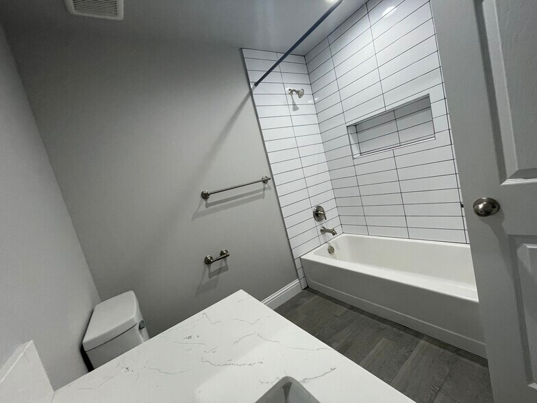 Bathroom 1 with tub - 1051 Adell St