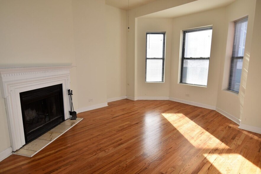 Building Photo - 3230 N Clark St