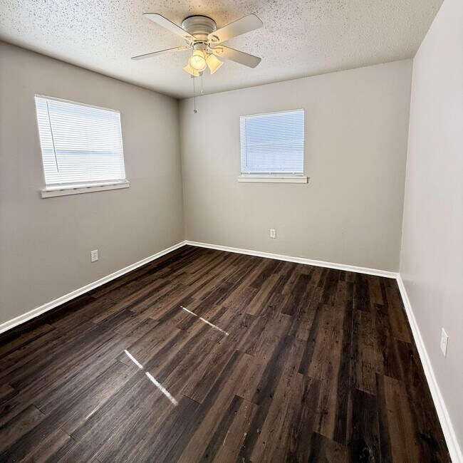 Building Photo - 924 44th St