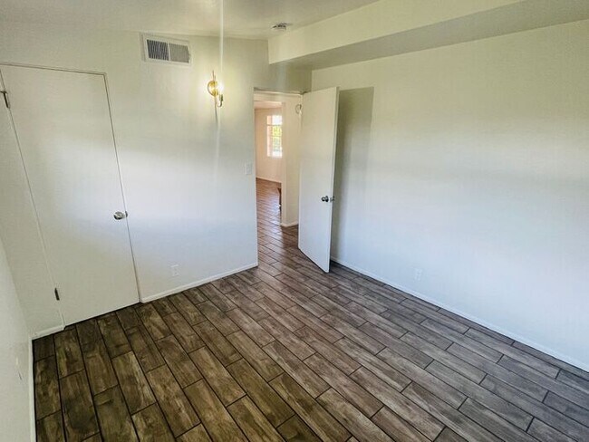 Building Photo - Fully Remodeled 2 Bed / 1 Bath Unit in Cen...