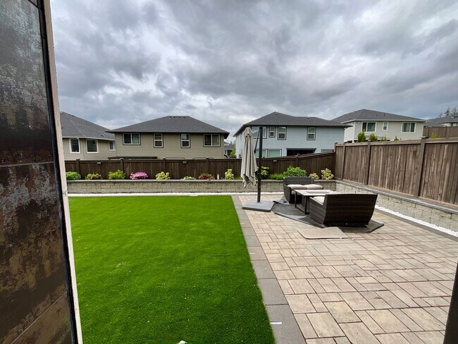 Building Photo - Beautiful and Spacious 4 Bedroom Home in M...