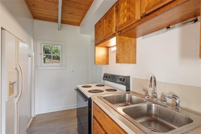 Building Photo - 705 Buttonwood St